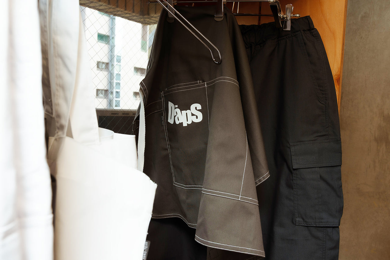 エプロンとパンツの展示