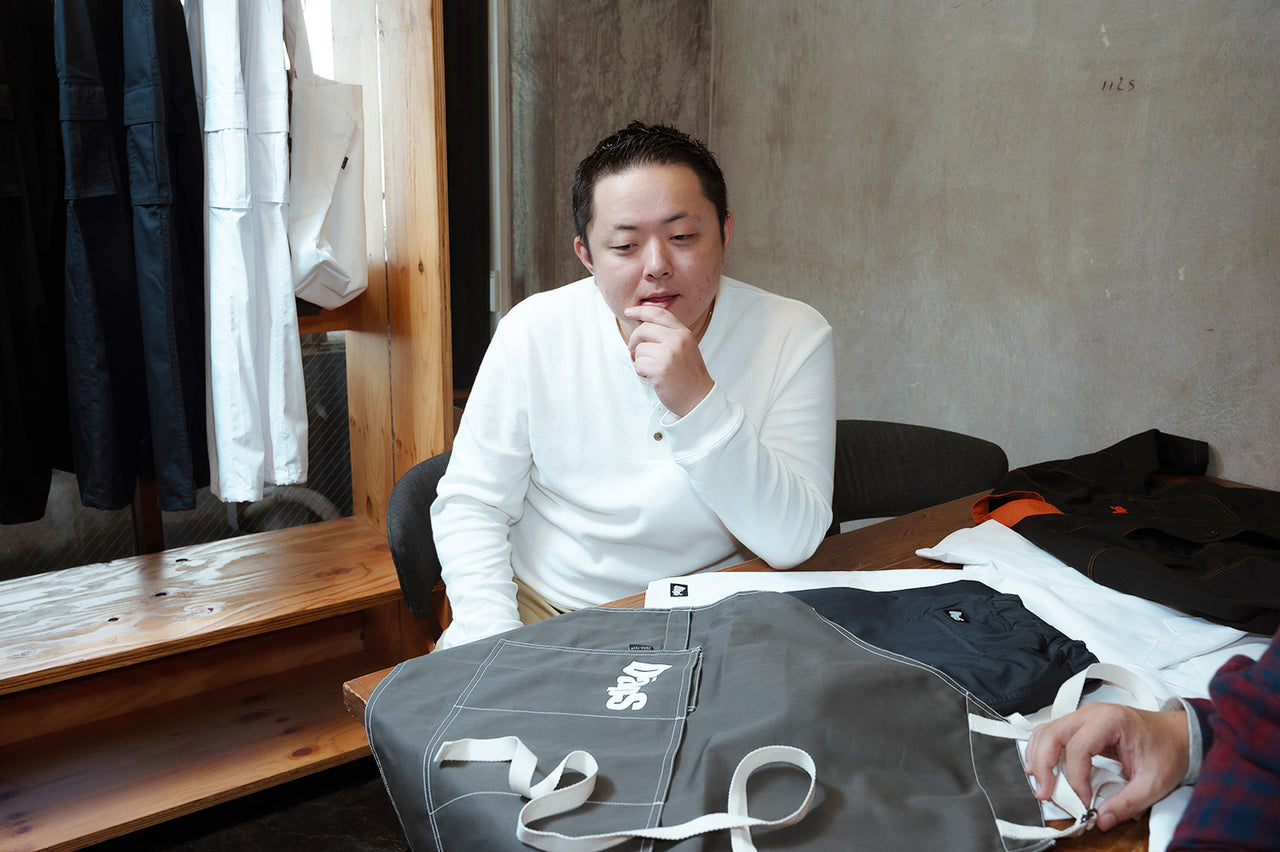 サンプルを見ながら話す宮本さん